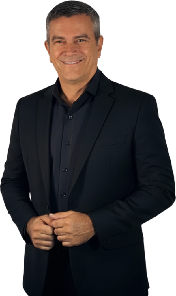Professor Flávio Cesário em traje social